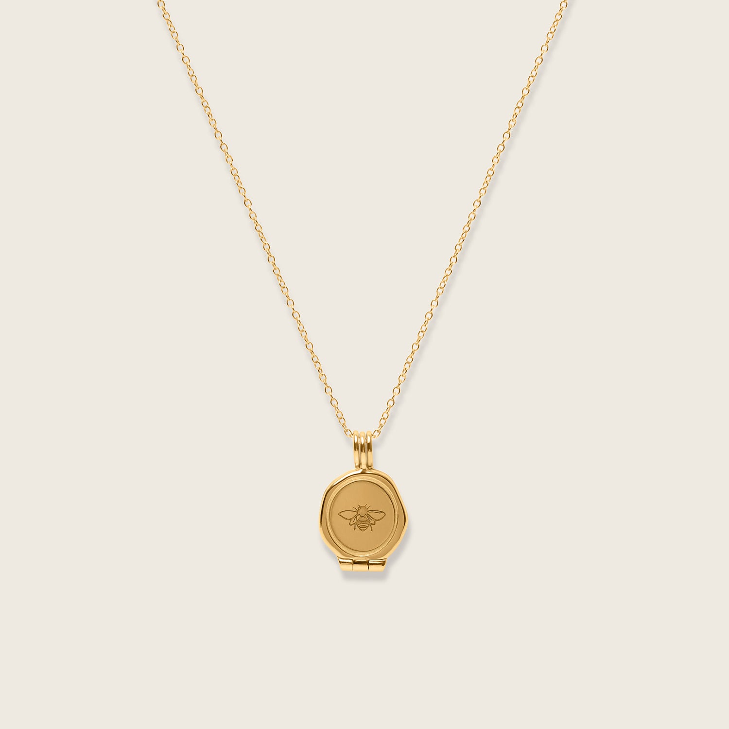 Stilnest Necklaces Honey Bee Seal Medaillon Kette 24k Gold 45cm