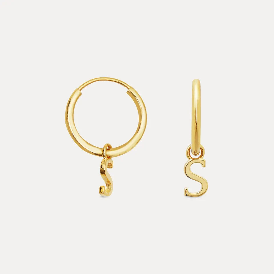 Stilnest Mini Initial Creolen Ohrringe Gold Vermeil Buchstabe A