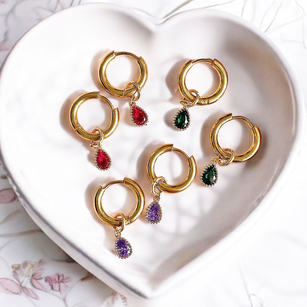 Joy by Corrine Smith Huggie Hoop Ohrringe Gold Geburtsstein