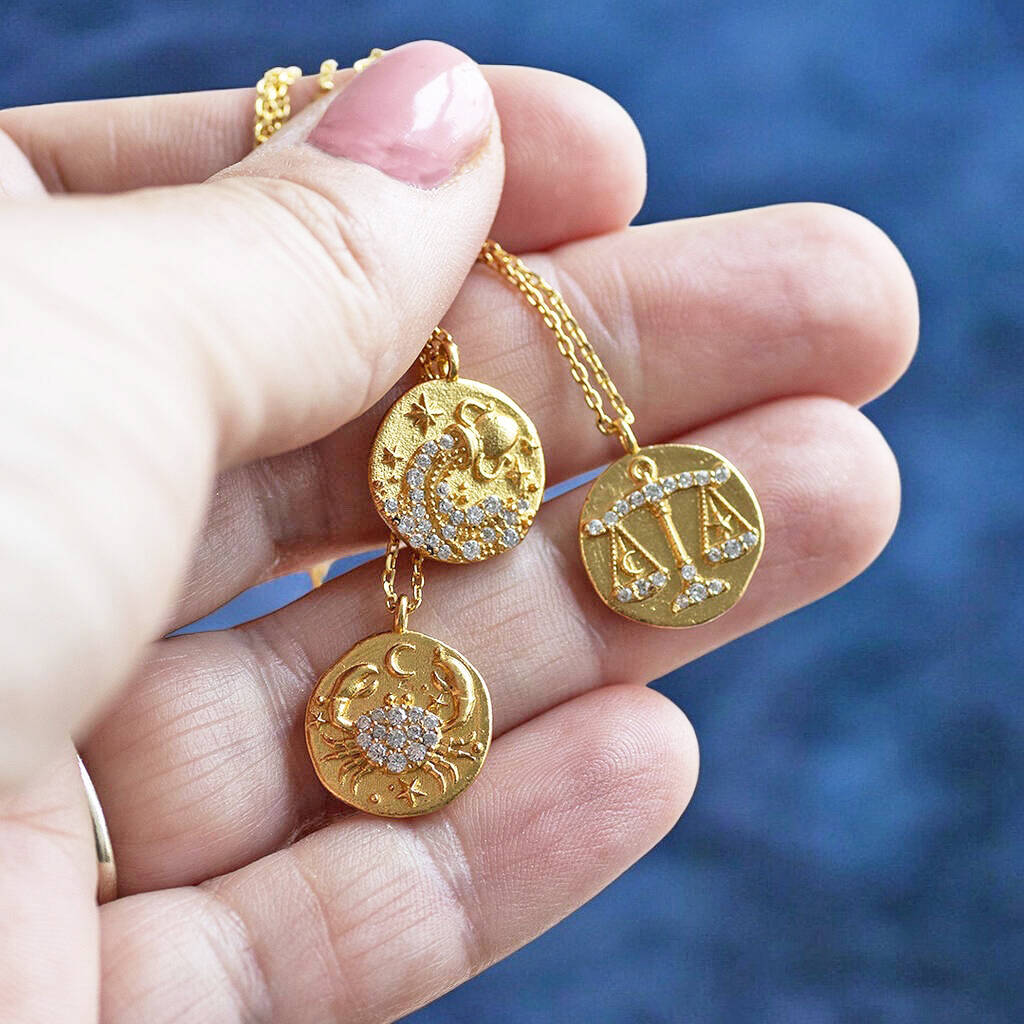 Joy by Corrine Smith Crystal Zodiac Coin Halskette Gold