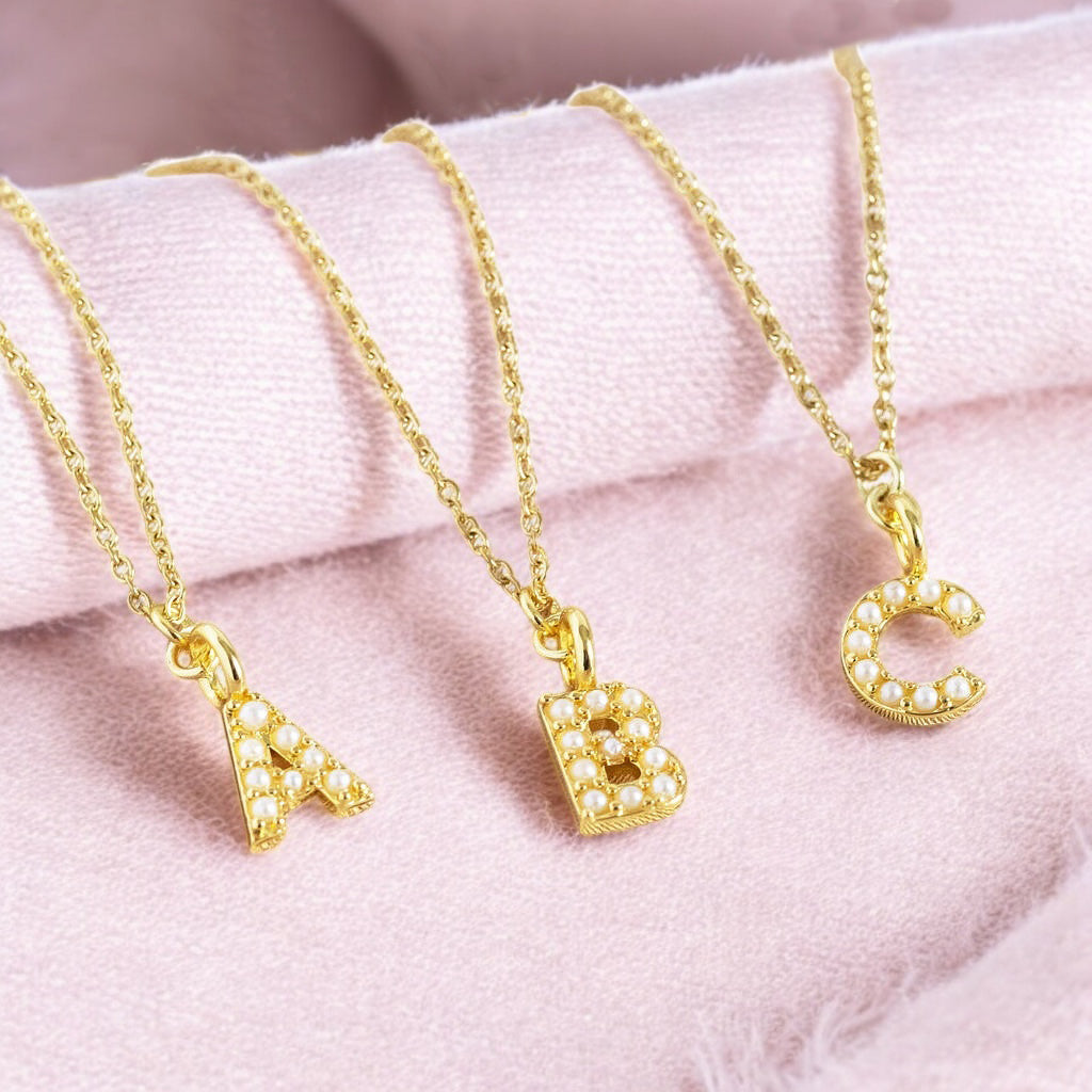 Joy by Corrine Smith Dainty Pearl Initial Halskette Gold