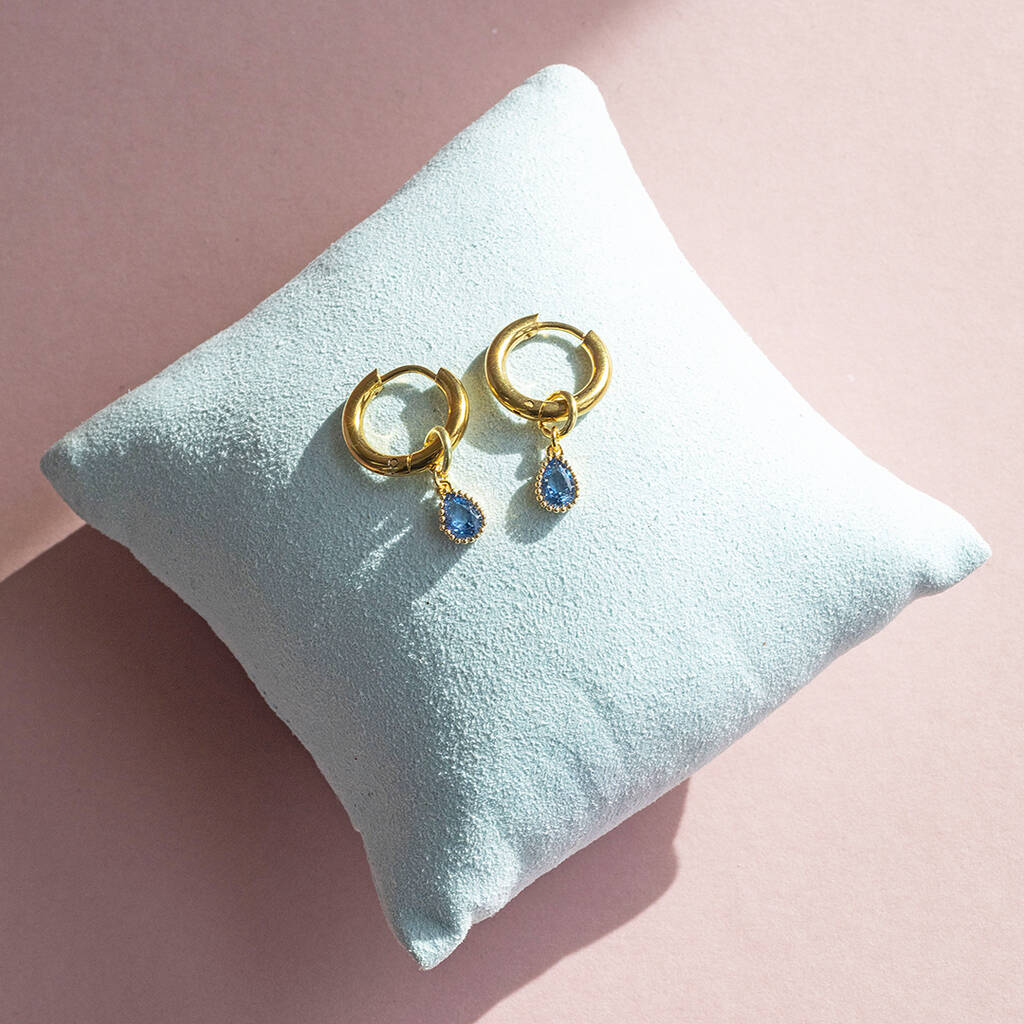 Joy by Corrine Smith Huggie Hoop Ohrringe Gold Geburtsstein