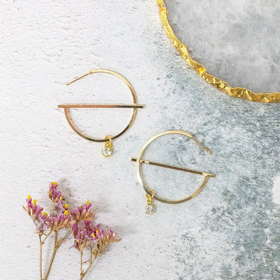 JOY by Corrine Smith Orbital Gold Hoop Ohrringe Gold Kristall