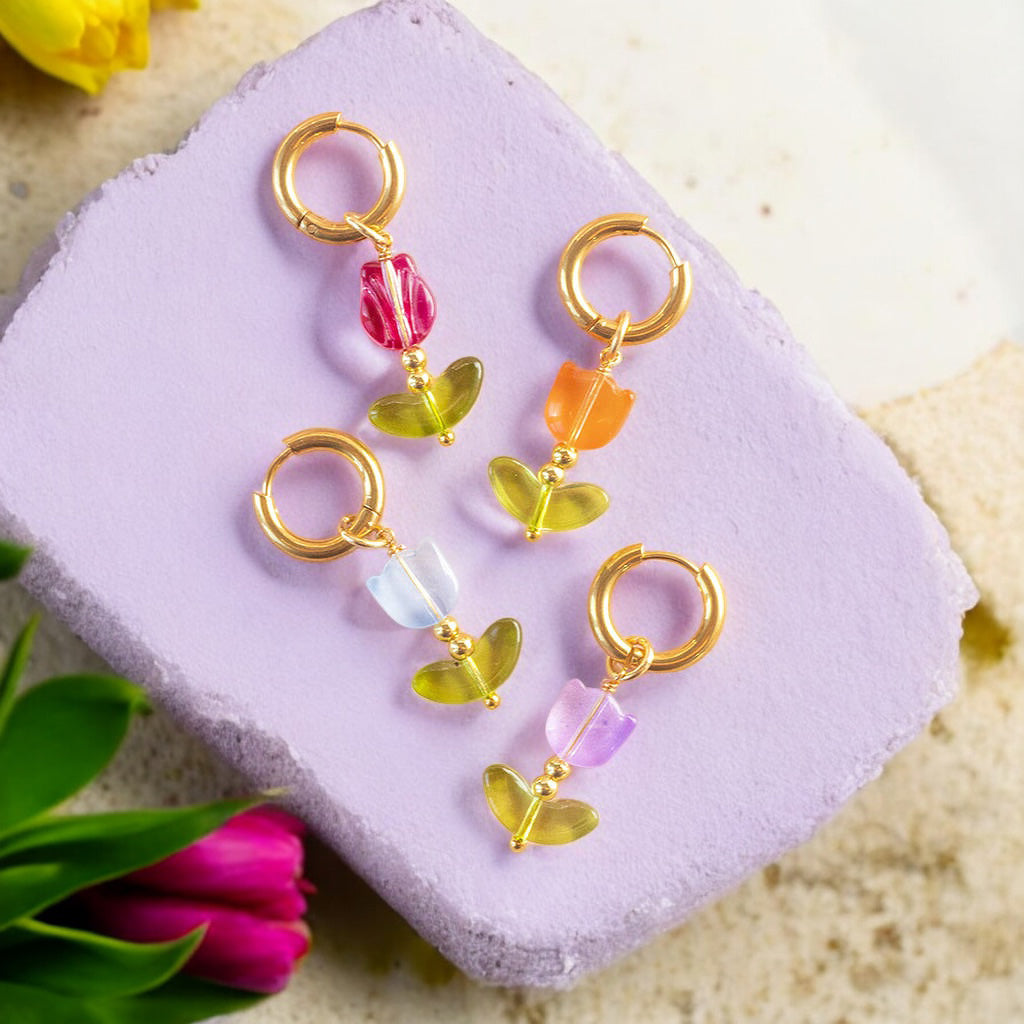 Joy by Corrine Smith Tulip Huggie Hoop Ohrringe Gold
