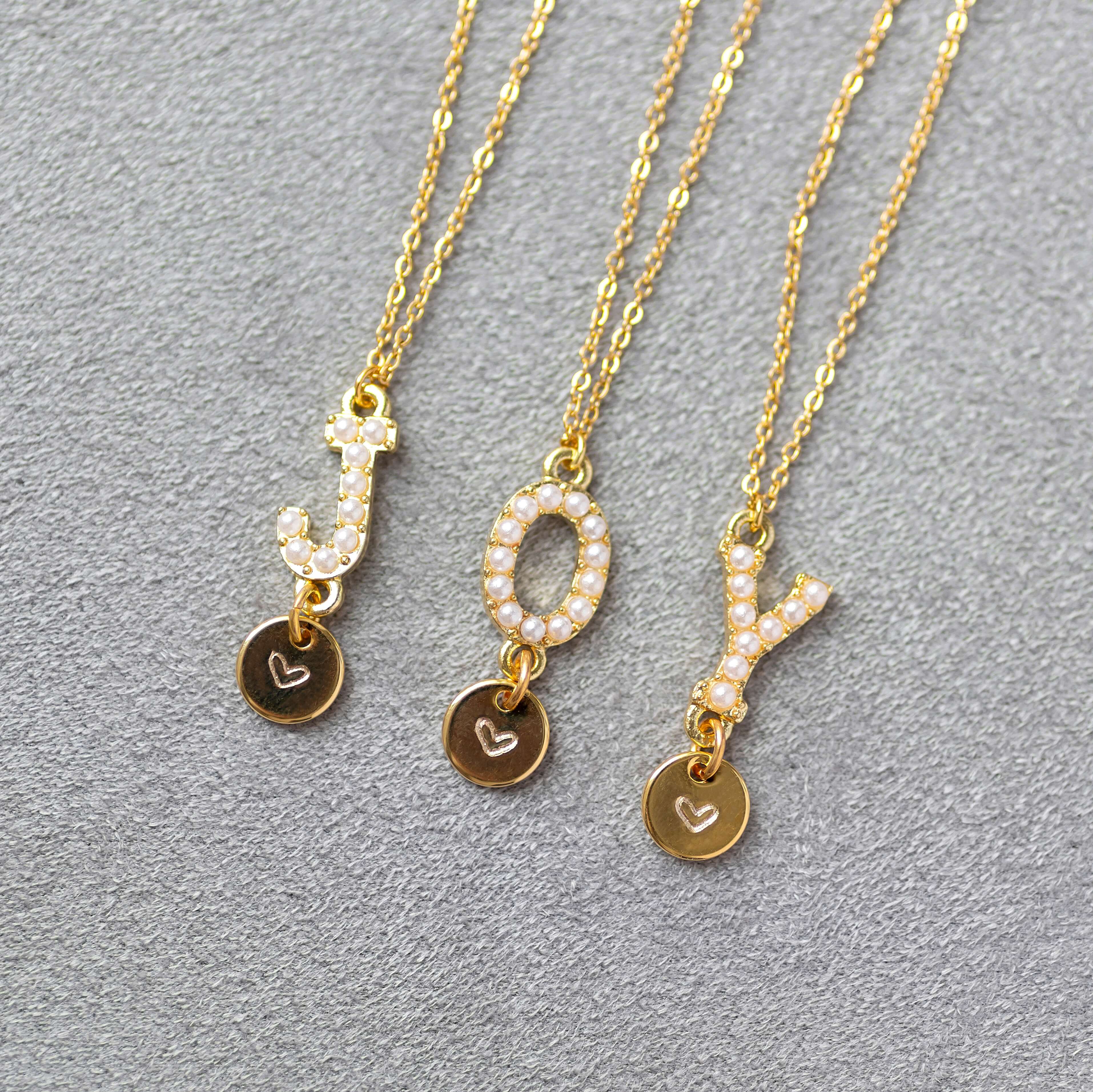 Joy by Corrine Smith Initial Halskette Gold Herz Perle
