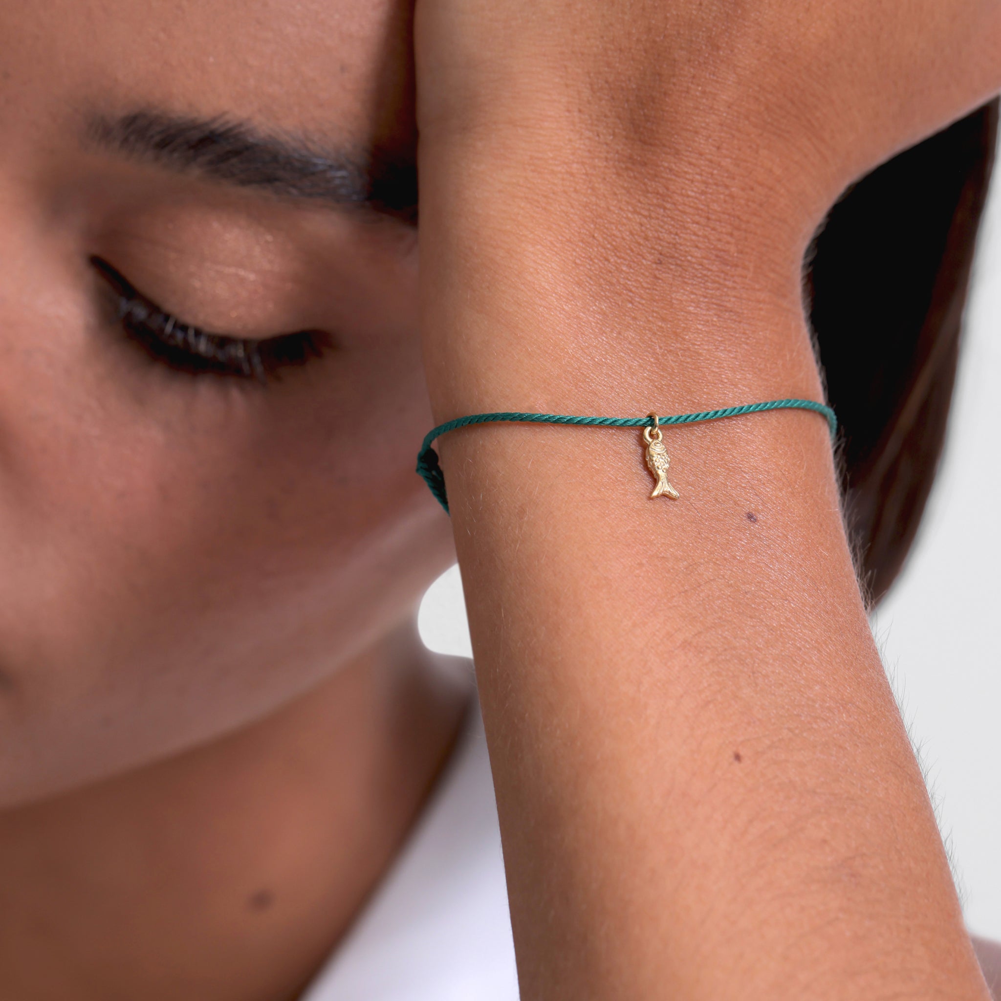 Stilnest Tiny Fish Armband 14k Gold 16cm Kordel
