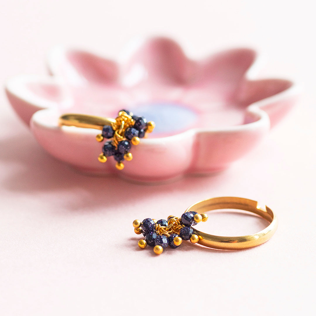 Joy by Corrine Smith Blue Sandstone Cocktail Ring Gold verstellbar