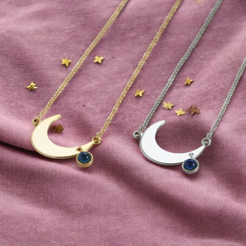 Joy by Corrine Smith Crescent Moon Halskette Gold mit Stimmungsstein