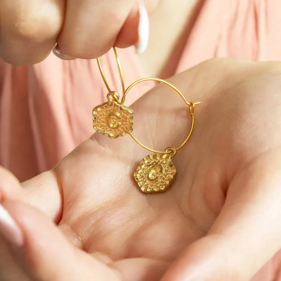 Joy by Corrine Smith Hexagon Creolen Gold Initial 2,5cm