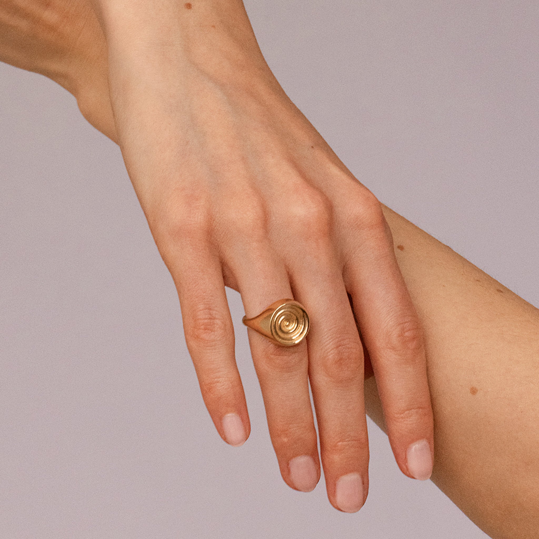 Stilnest Hypnotic Signet Ring 24k Gold Vermeil Spirale Gr.52