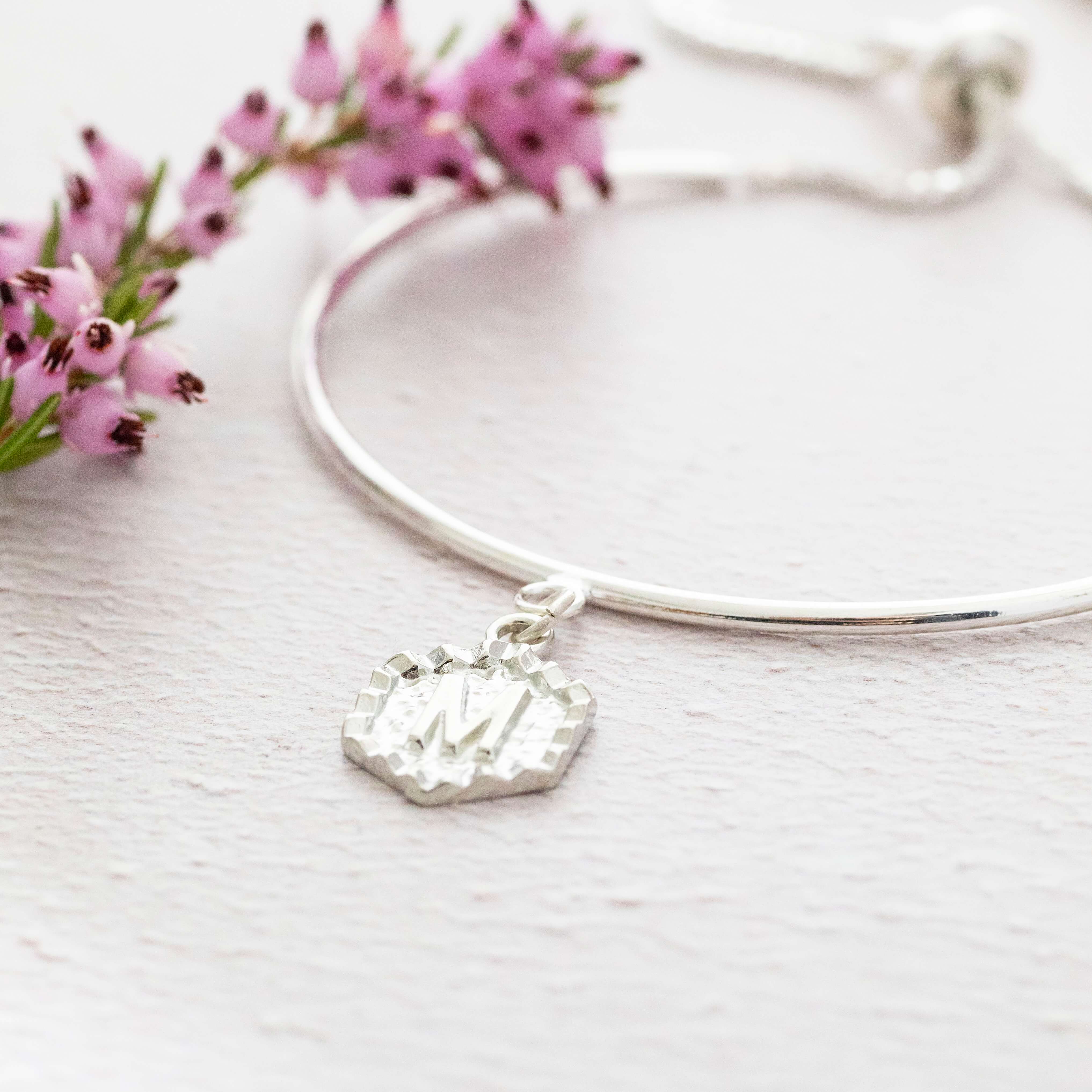 Joy by Corrine Smith Hexagon Armreif Gold mit Initiale