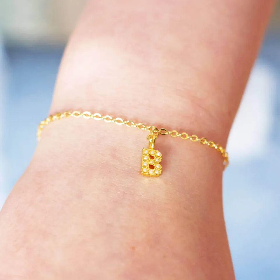 Joy by Corrine Smith Dainty Pearl Initial Armband Perle