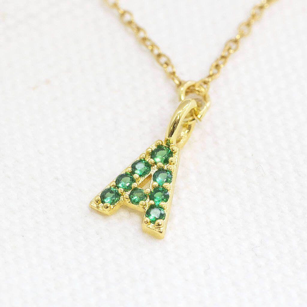 Joy by Corrine Smith Mai Smaragd Initial Halskette Gold