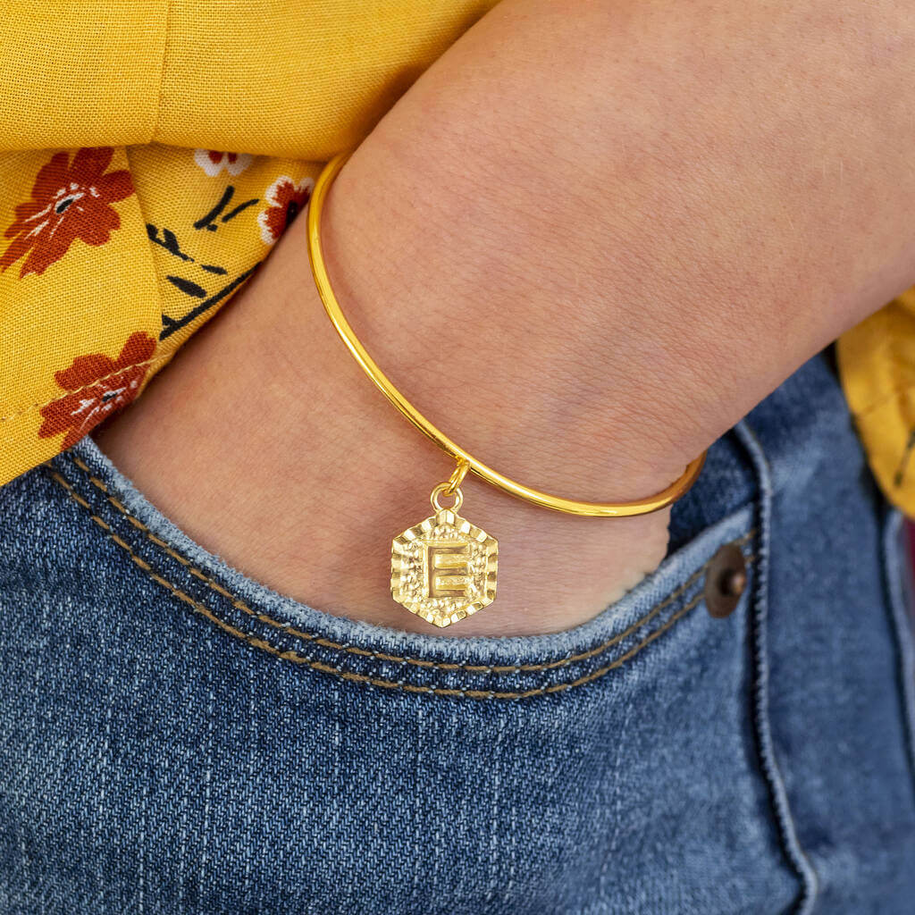 Joy by Corrine Smith Hexagon Armreif Gold mit Initiale
