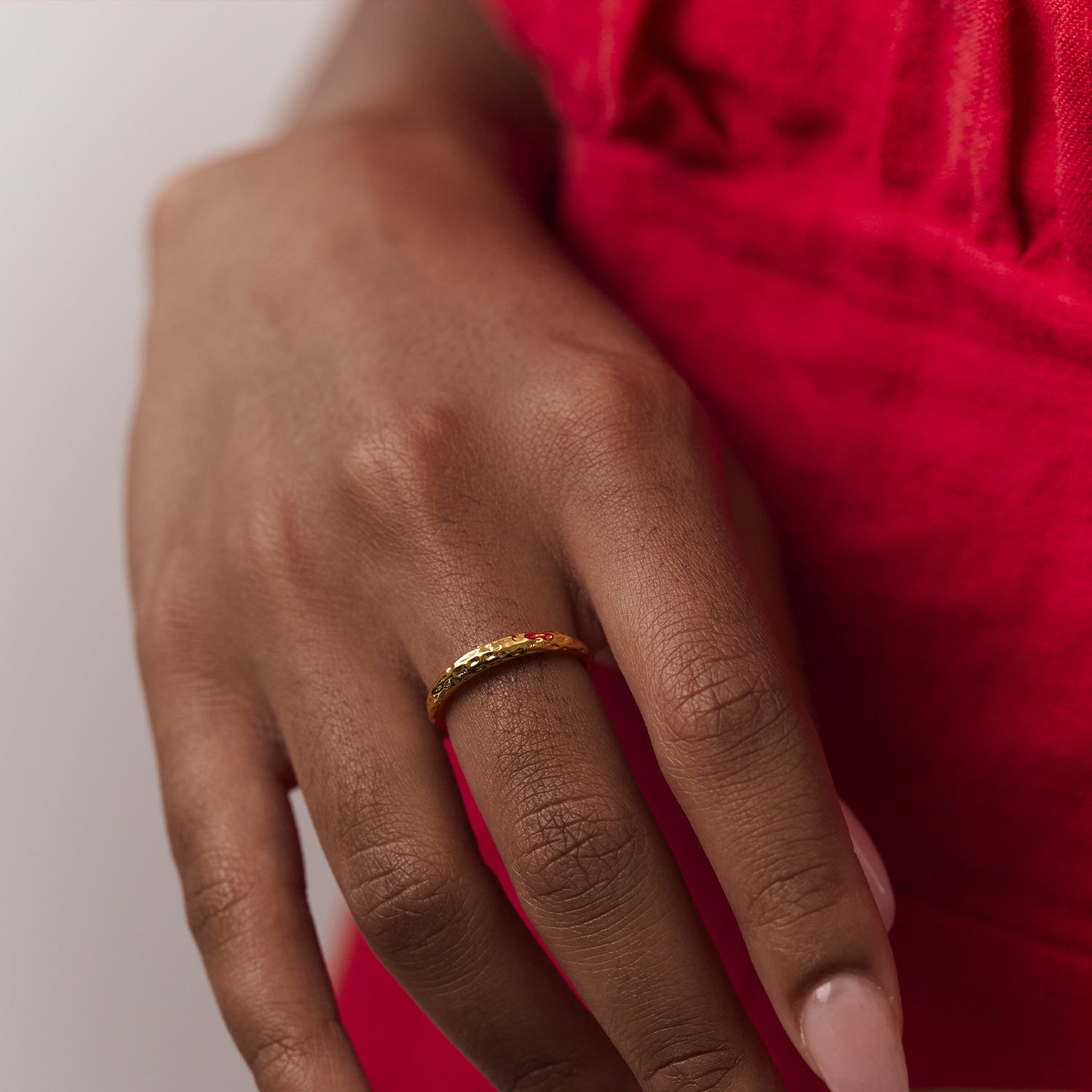 Stilnest Hammered Thin Bombé Ring 585 Gold Gehämmert
