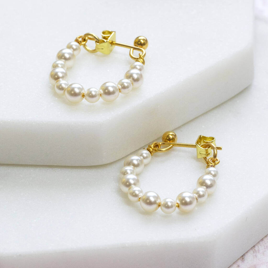 Joy by Corrine Smith Perlen Huggie Hoop Ohrringe Gold 2 cm