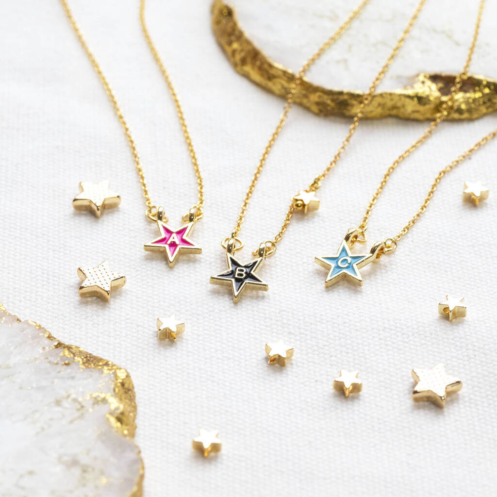 Joy by Corrine Smith Enamel Star Initial Halskette Gold