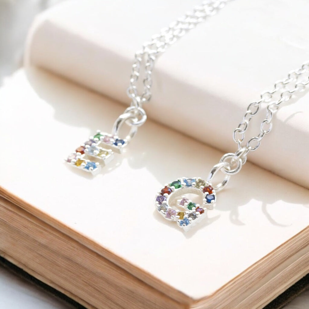 Joy by Corrine Smith Rainbow Initial Halskette Gold Zirkonia