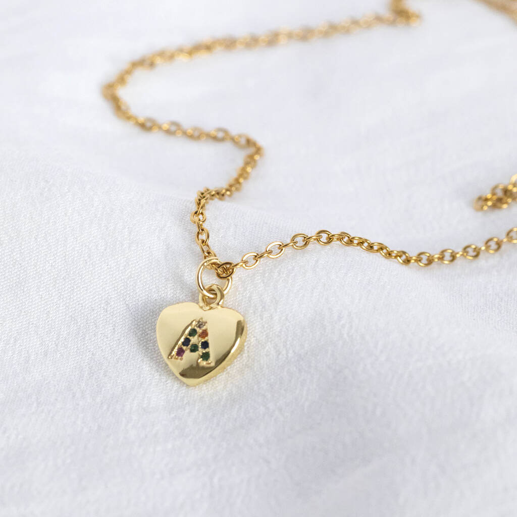 Joy by Corrine Smith Gold Herz Halskette Initial Regenbogen