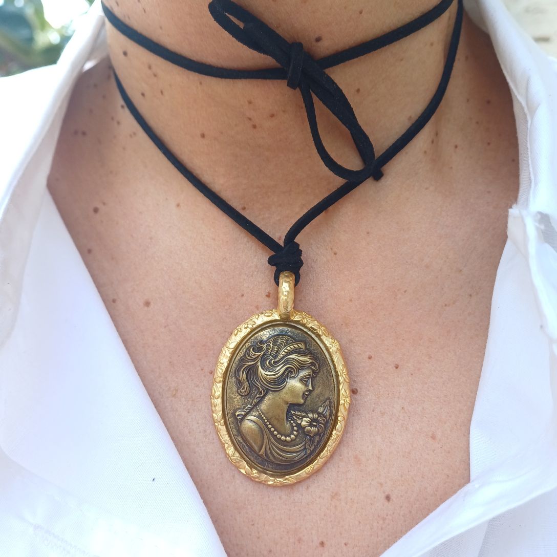 Alevá Bijoux Cammeo Anhänger bronzefarben mit Band