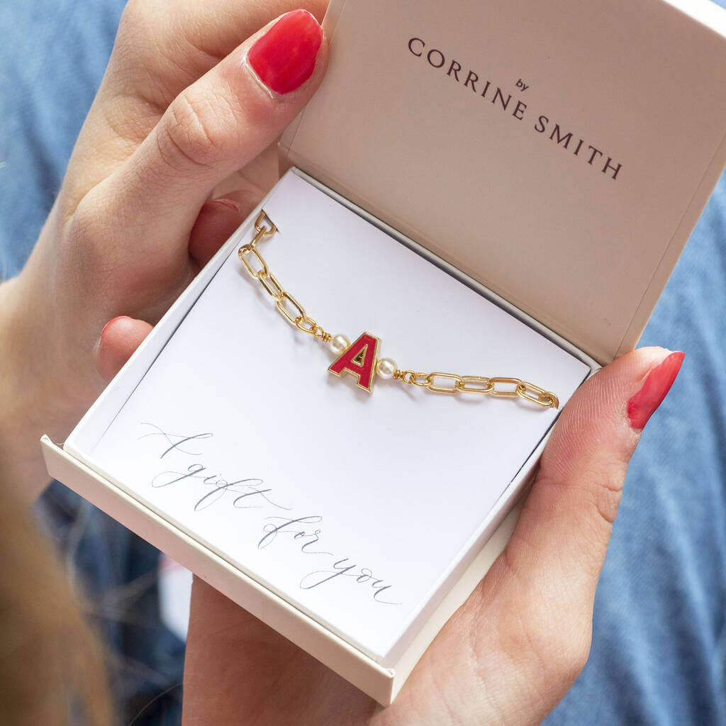 Joy by Corrine Smith Initial Armband Gold Emaille mit Perle 18cm