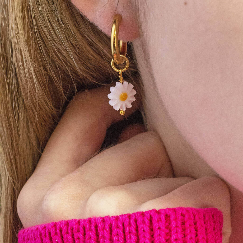 Joy by Corrine Smith Daisy Charm Huggie Ohrringe Gold