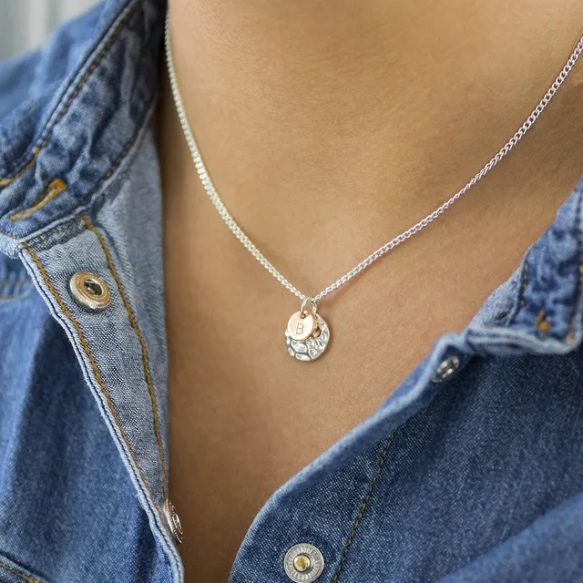 Joy by Corrine Smith Hammered Disc Initial Halskette Gold