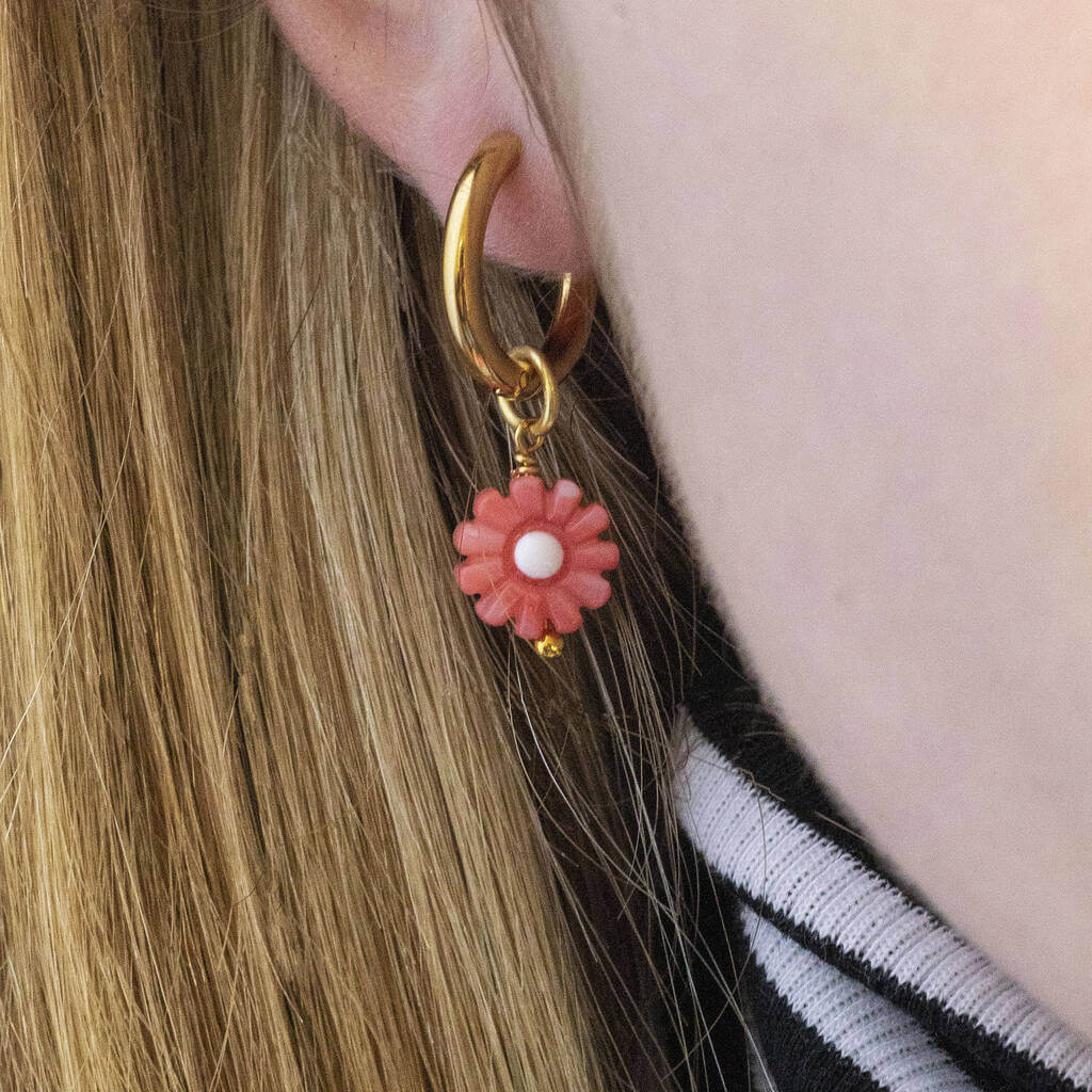 Joy by Corrine Smith Daisy Charm Huggie Ohrringe Gold