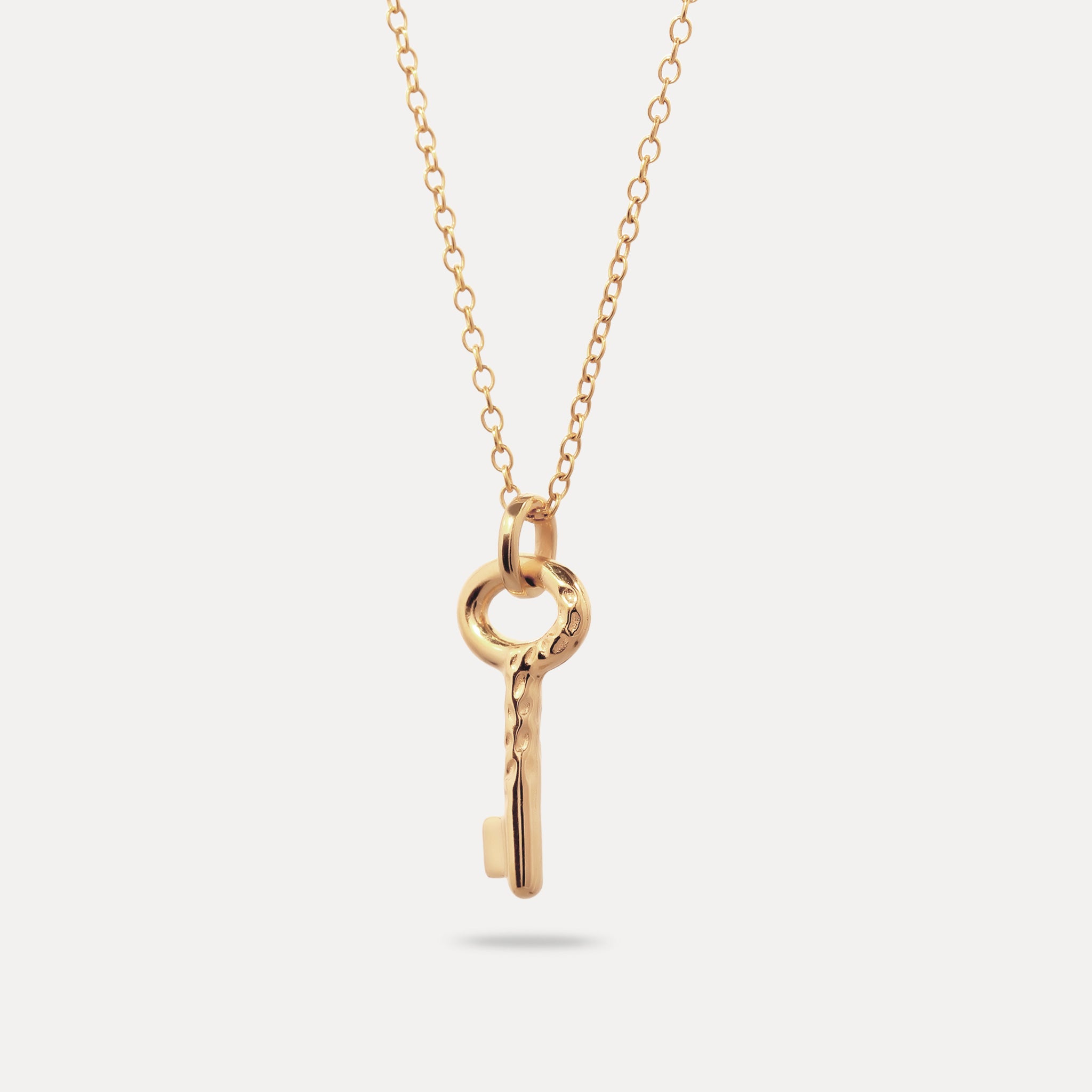 Stilnest Key Charm Anhänger Gold Vermeil texturiert
