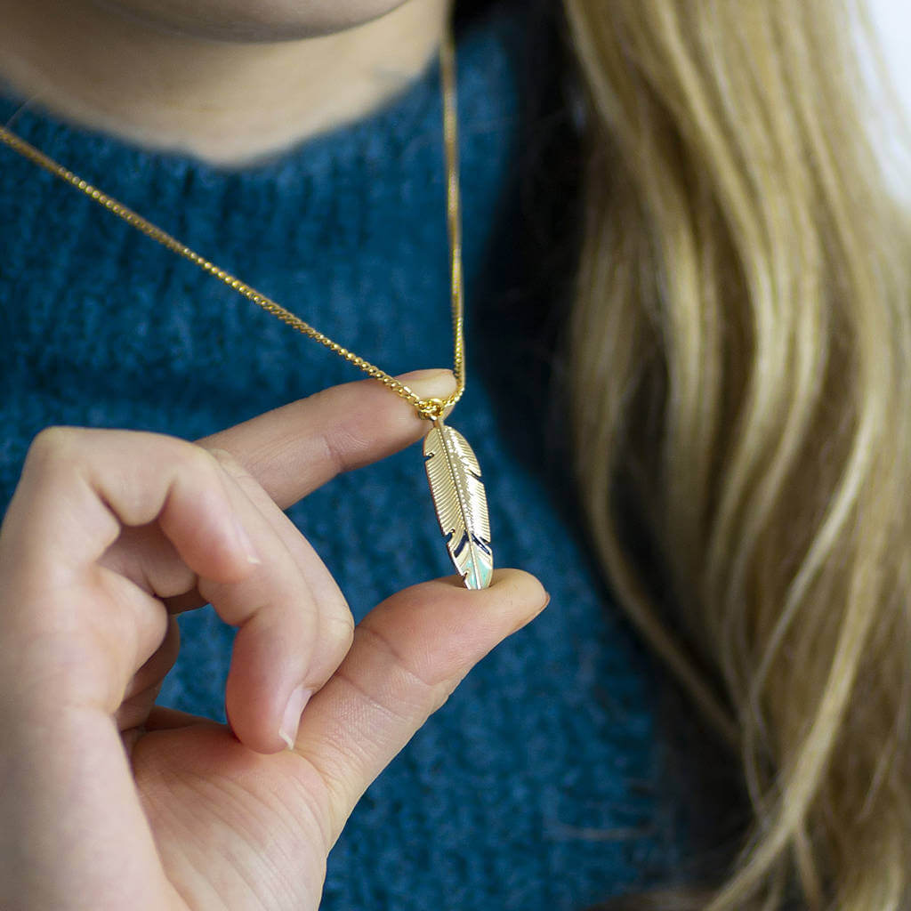 Joy by Corrine Smith Feather Halskette Gold Feder Blau Emaille