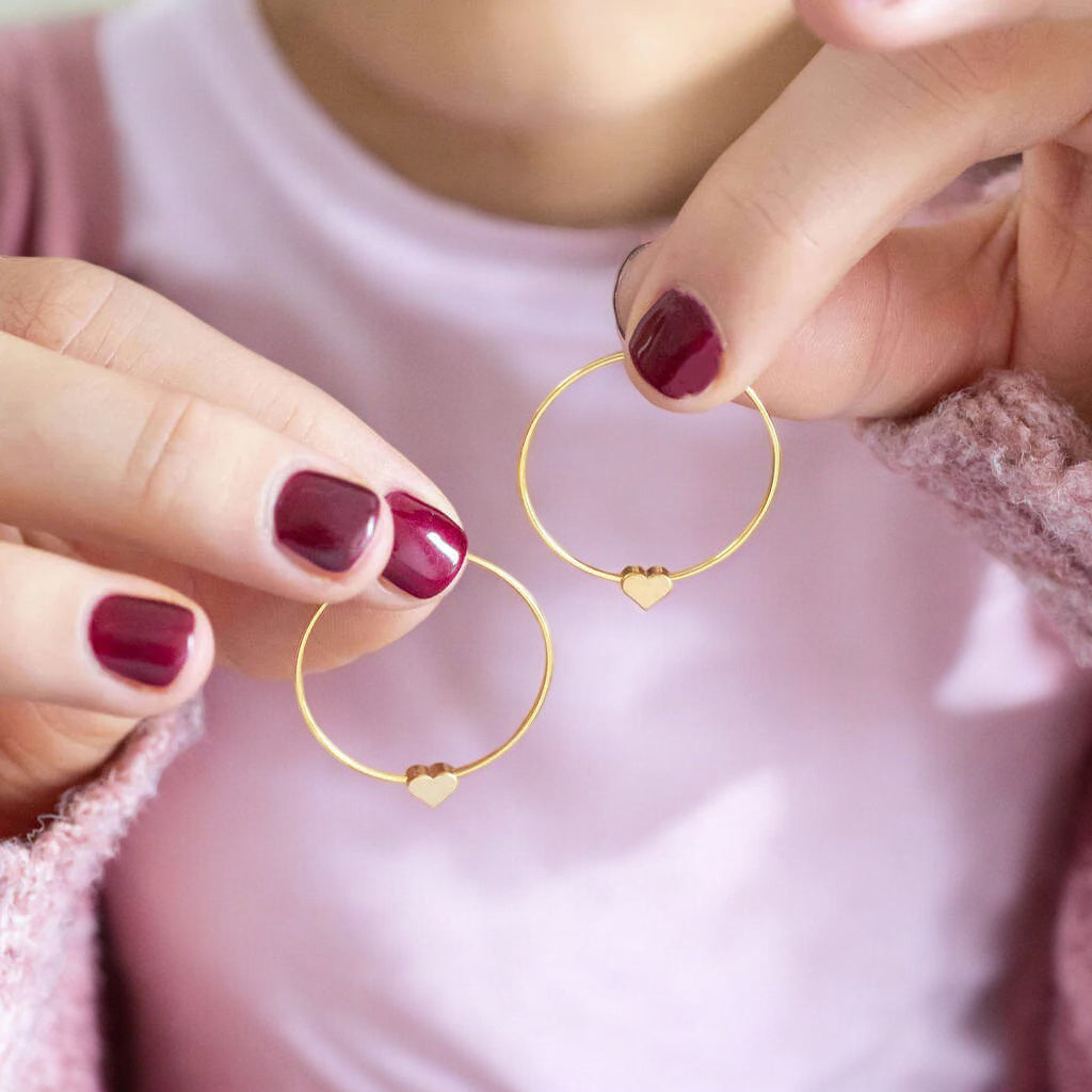Joy by Corrine Smith Tiny Heart Hoop Ohrringe Gold Herz 2,5 cm