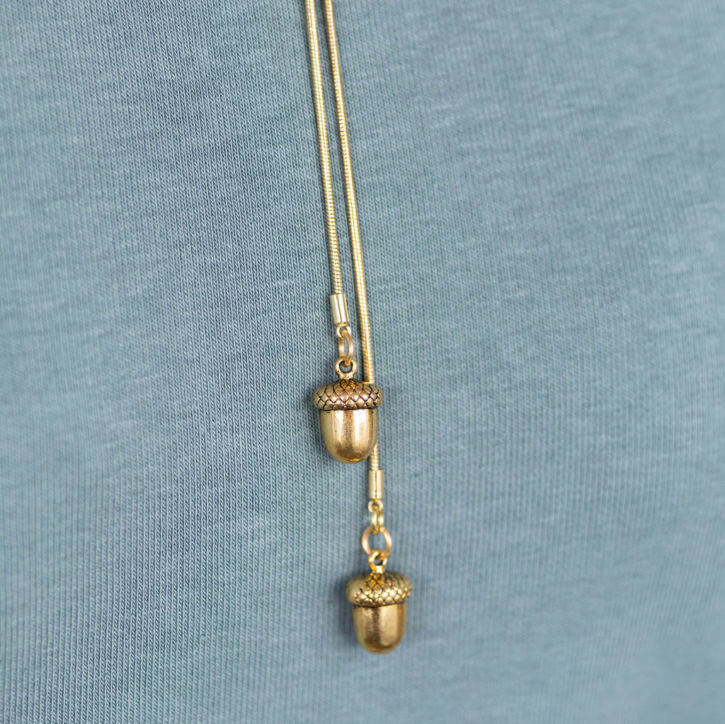 Joy by Corrine Smith Acorns Lariat Halskette Gold