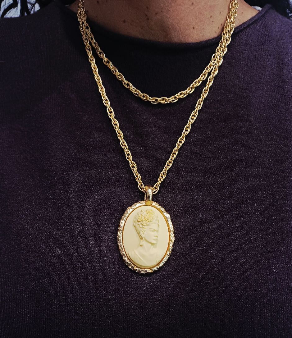 Alevá Bijoux Cammei Frida Khalo Anhänger Gold elfenbein