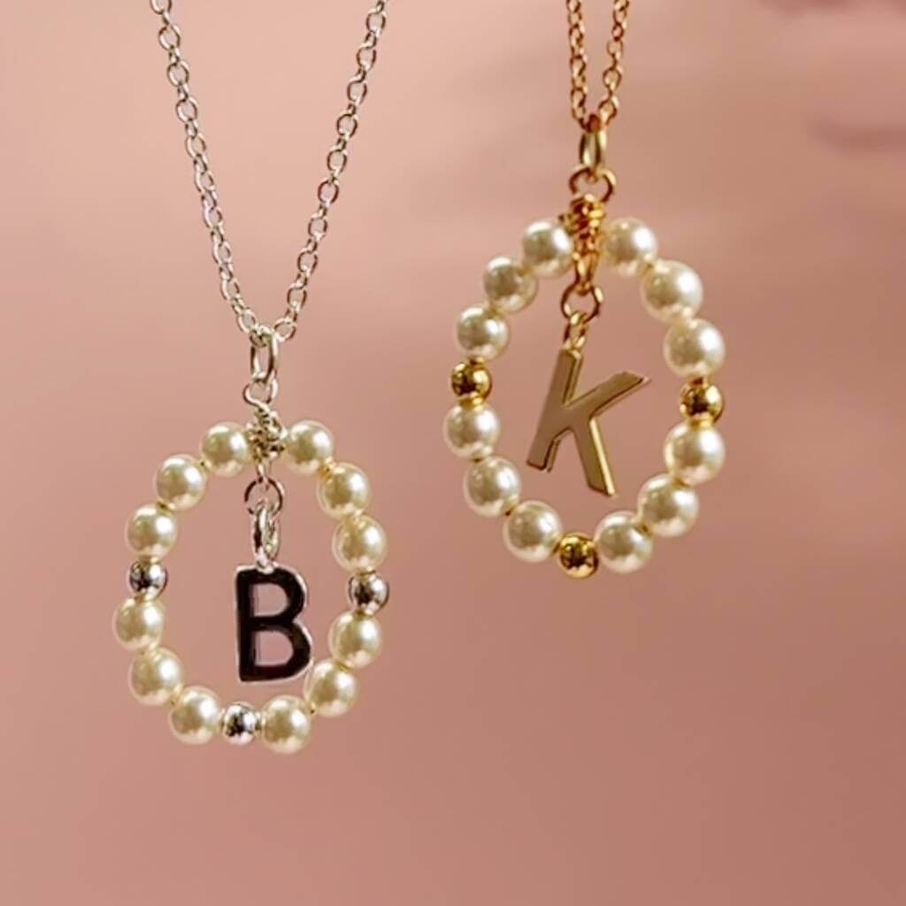 Joy by Corrine Smith Framed Pearl Initial Halskette Gold