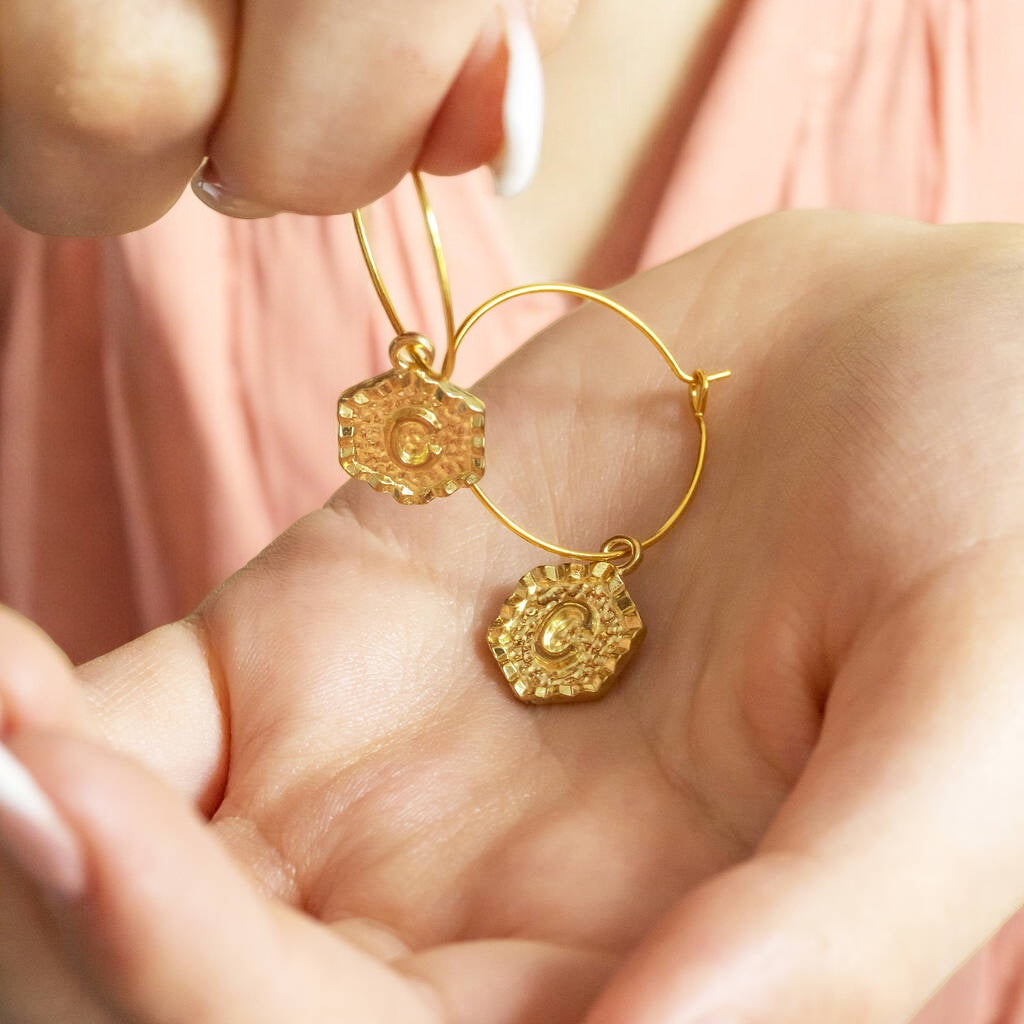 Joy by Corrine Smith Hexagon Creolen Gold Initial 2,5cm