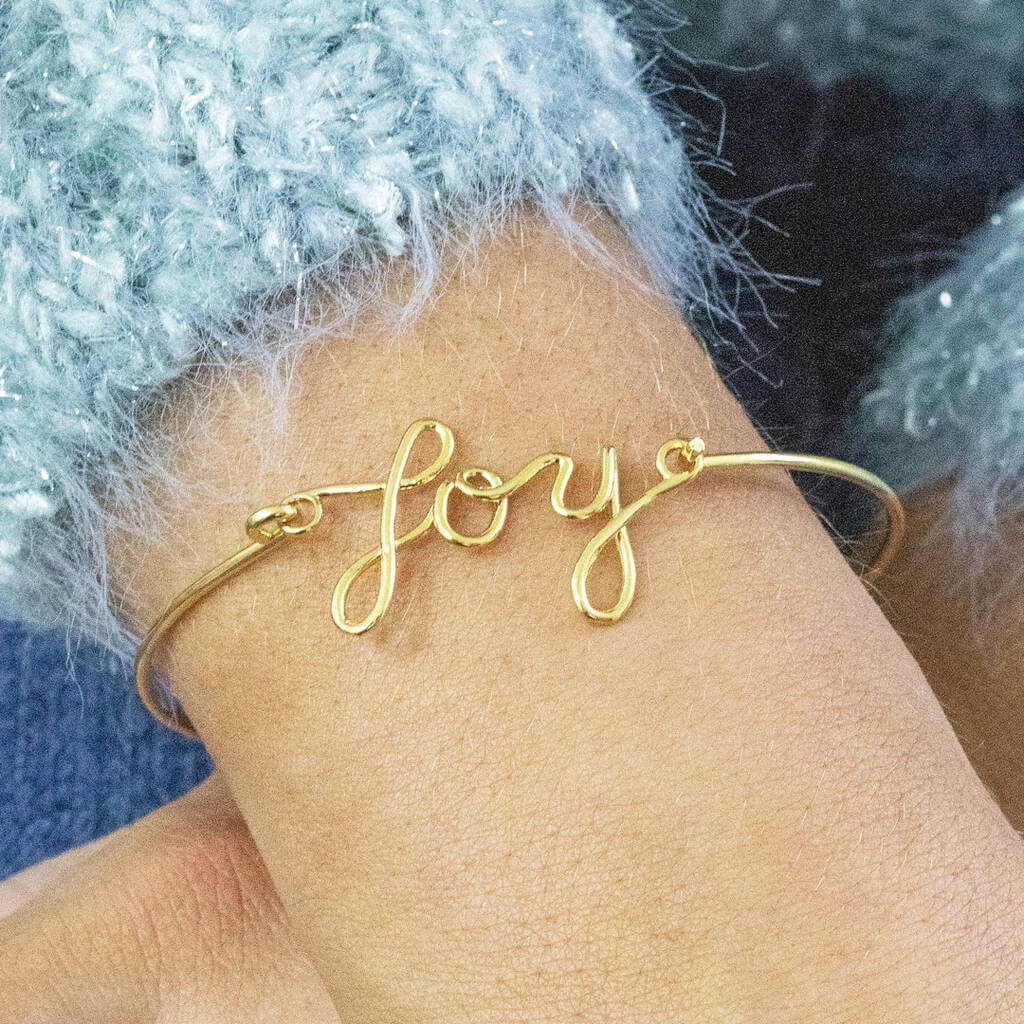 Joy by Corrine Smith JOY Script Armband Goldplattiert 18 cm