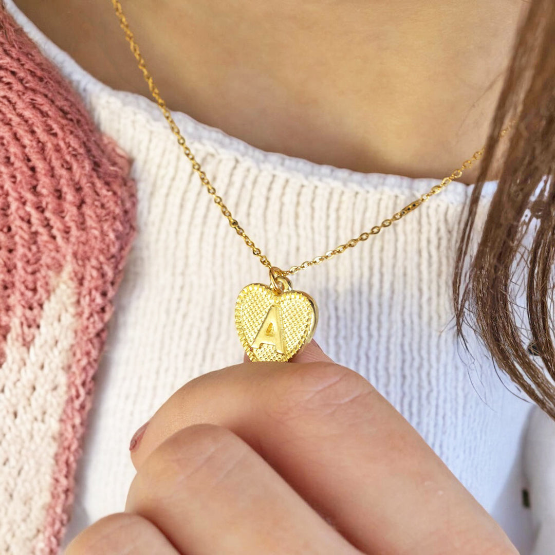 Joy by Corrine Smith Dotted Heart Initial Halskette Gold Herz
