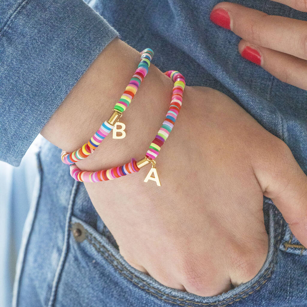 Joy by Corrine Smith Disc Stretch Armband Bunt Initial