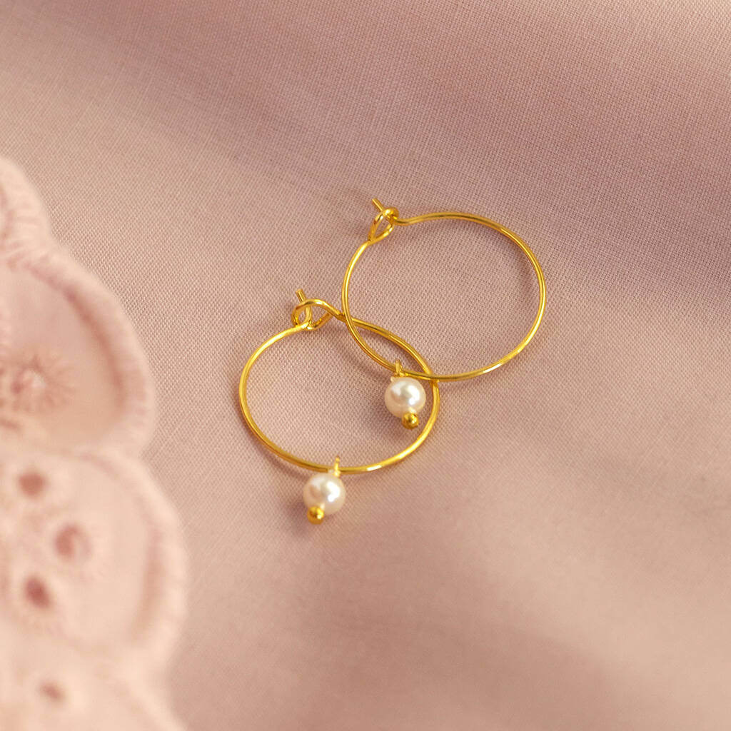 Joy by Corrine Smith Simple Gold Pearl Hoop Creolen Perle Gold