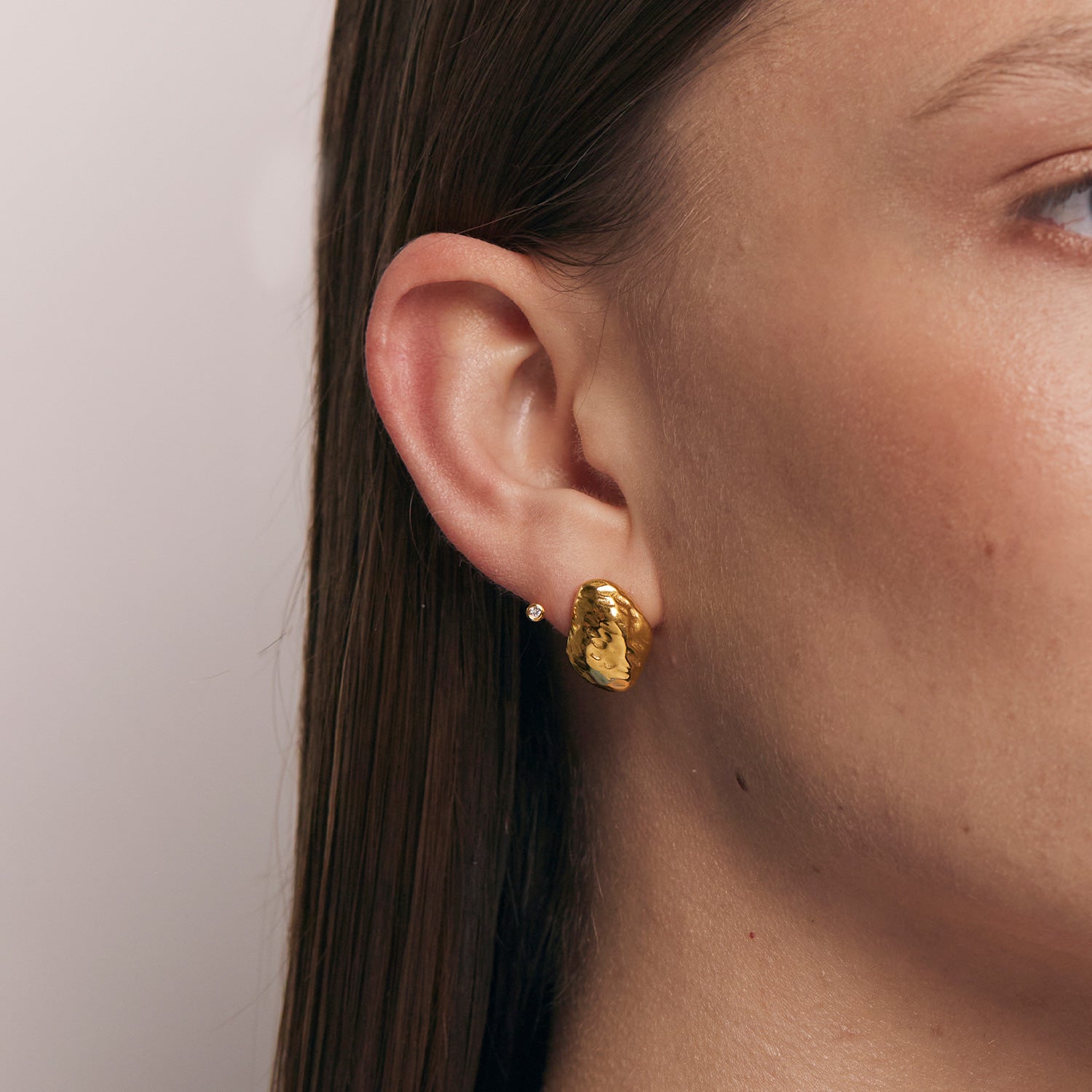 Stilnest Weißer Saphir Textured Ohrringe Gold