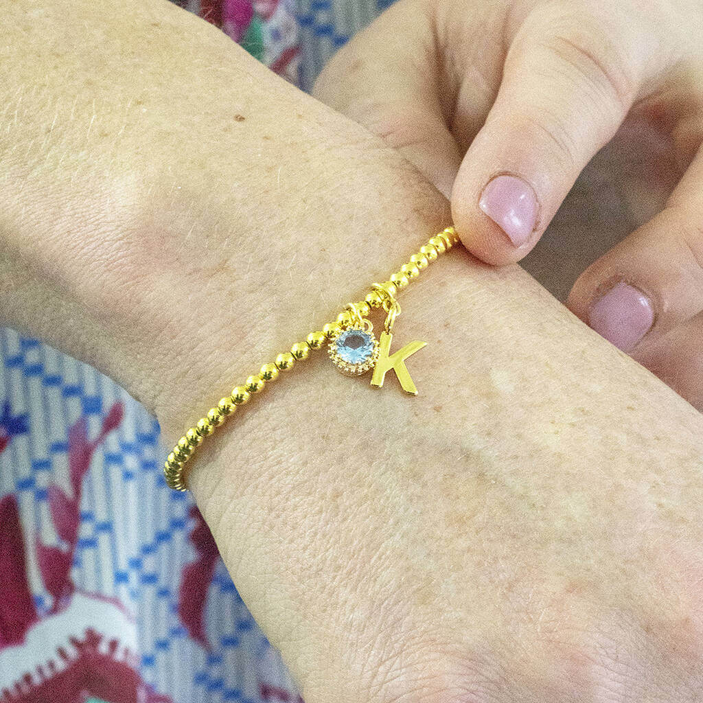 Joy by Corrine Smith Beaded Geburtsstein Armband Gold Initiale