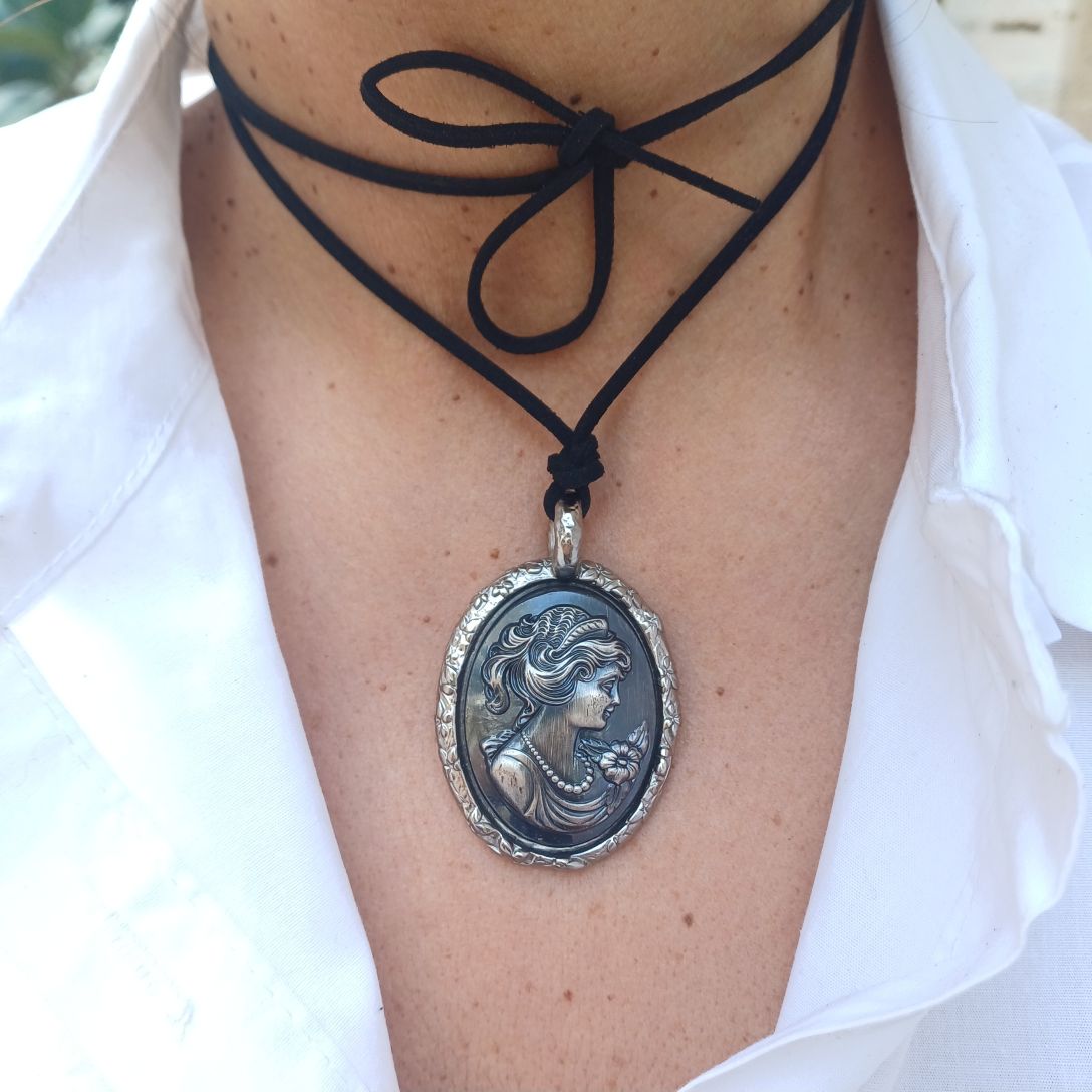 Alevá Bijoux Cammeo Anhänger Silber antik mit Band 1 m