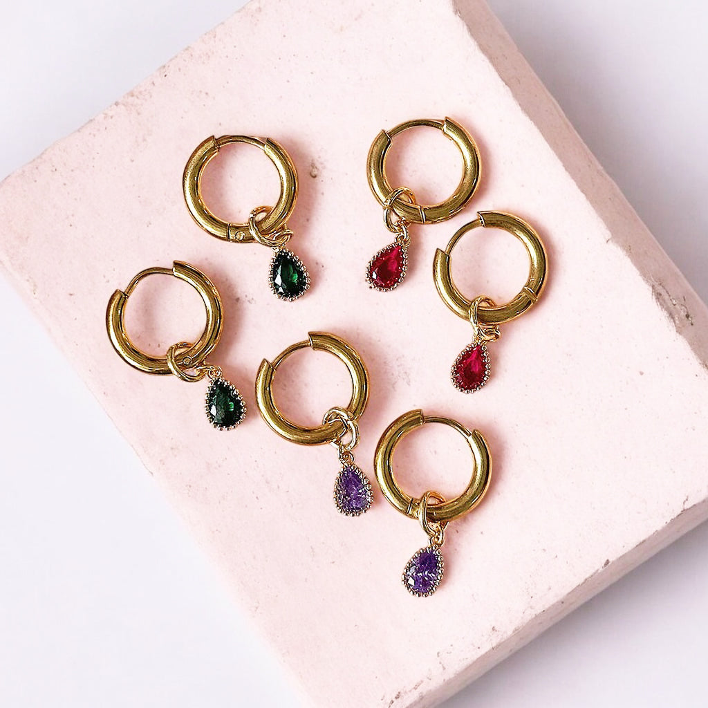 Joy by Corrine Smith Huggie Hoop Ohrringe Gold Geburtsstein