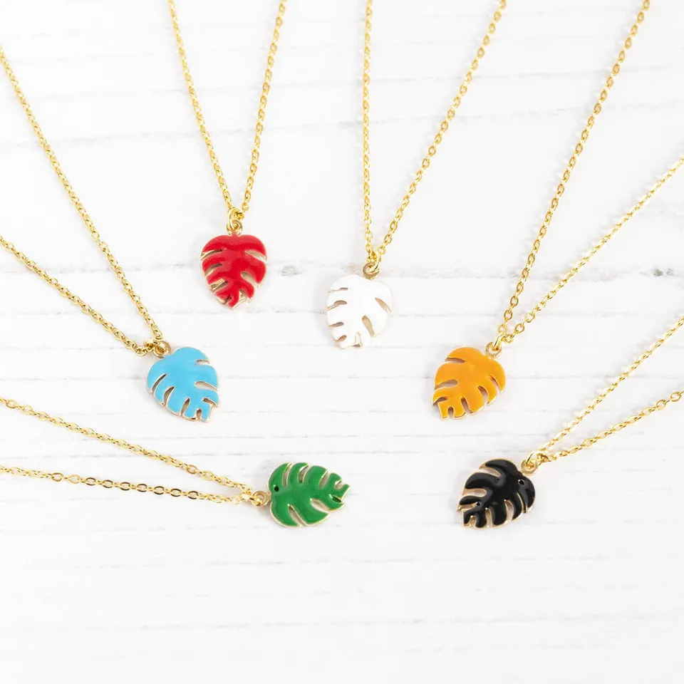 Joy by Corrine Smith Dainty Monstera Leaf Enamel Halskette Gold