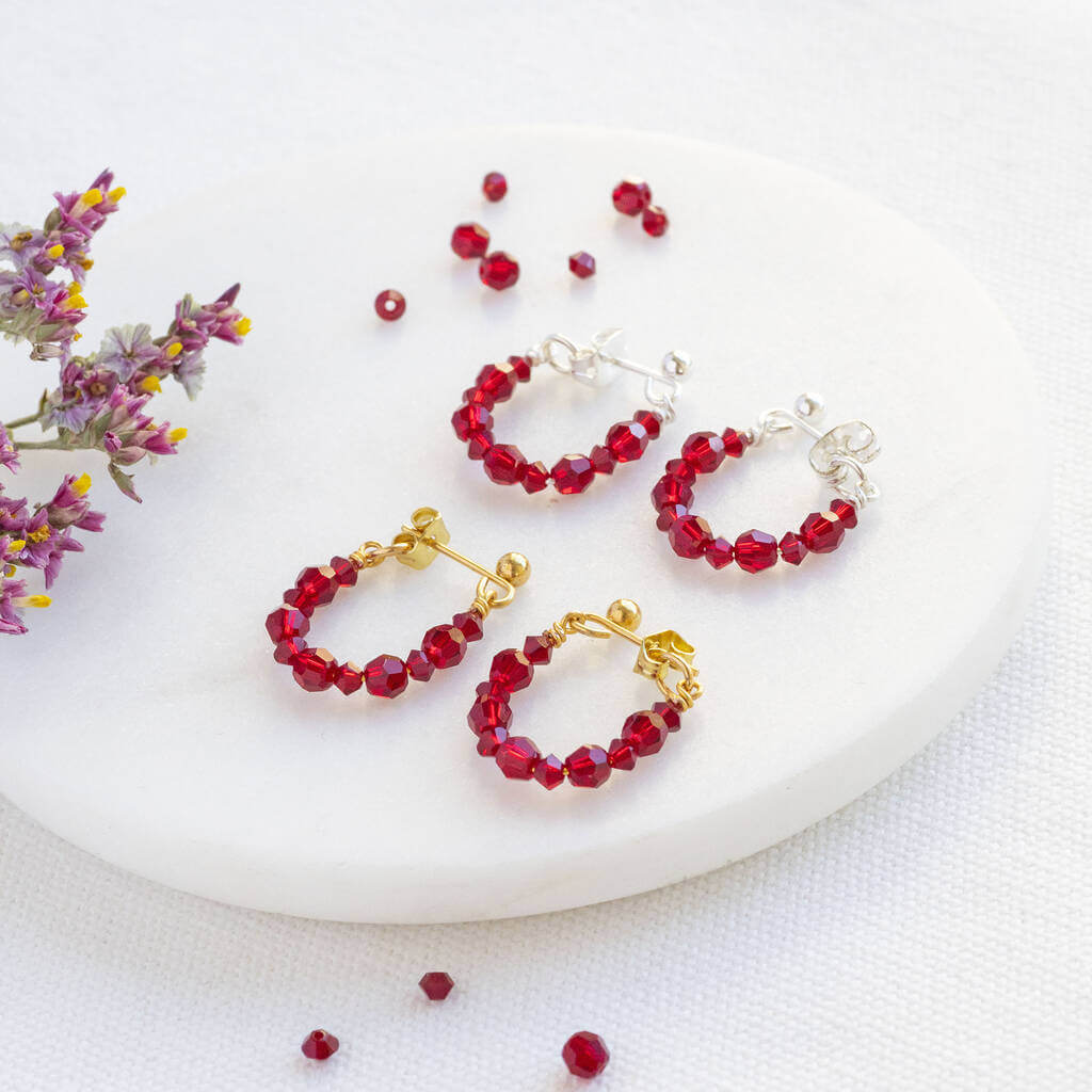 Joy by Corrine Smith Ruby Huggie Ohrringe Gold Juli