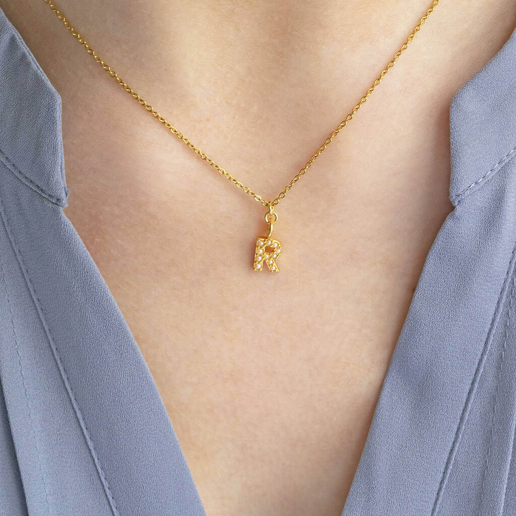 Joy by Corrine Smith Dainty Pearl Initial Halskette Gold