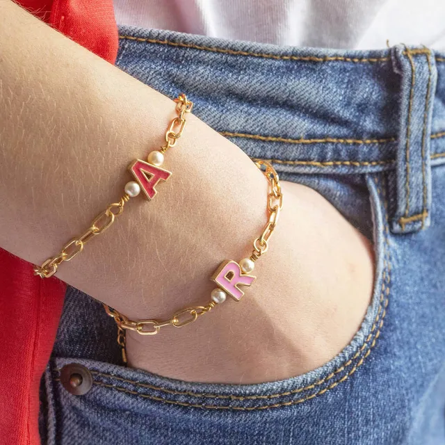 Joy by Corrine Smith Initial Armband Gold Emaille mit Perle 18cm
