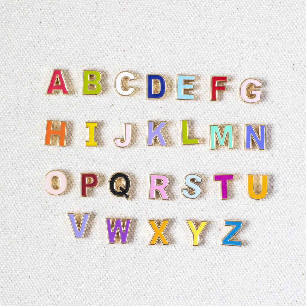 Joy by Corrine Smith Enamel Initial Halskette Perle Gold