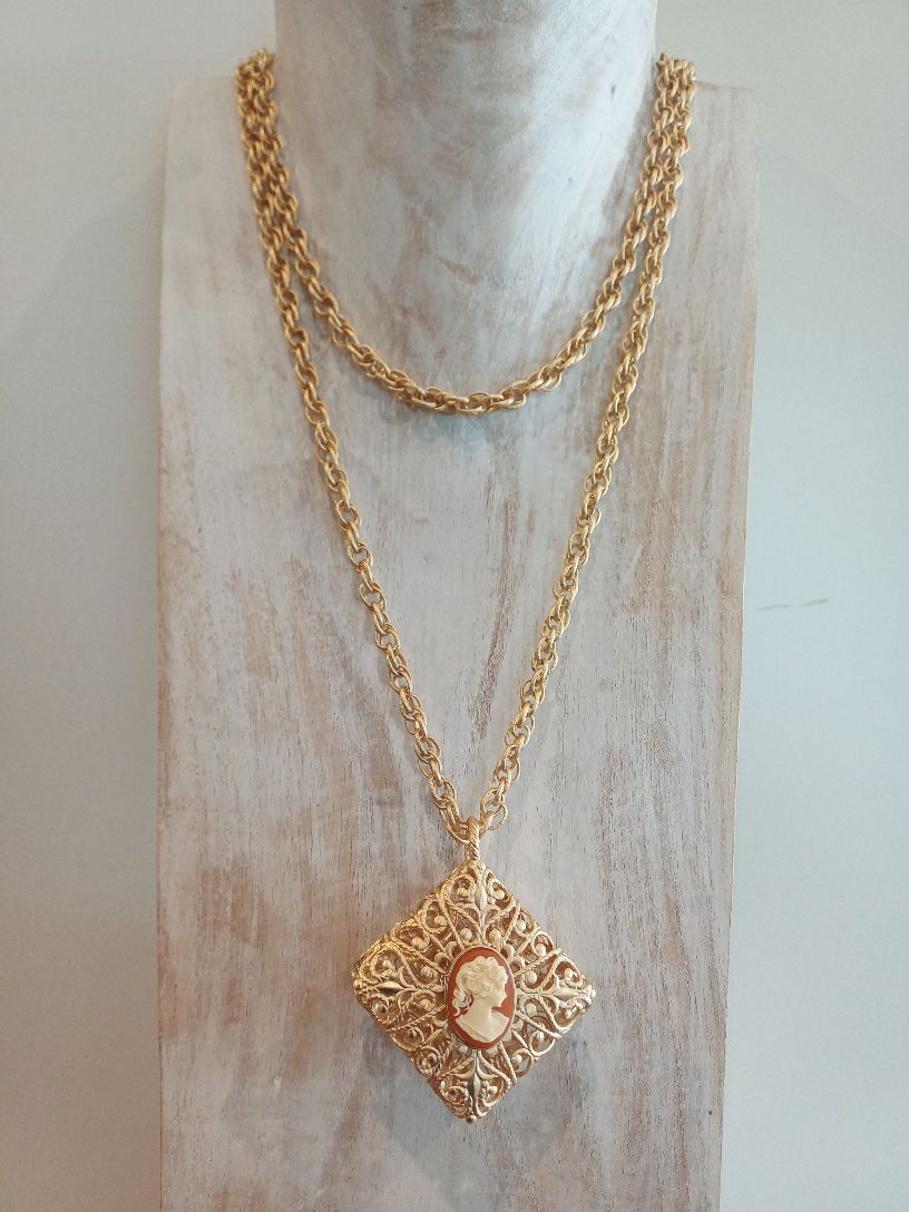 Alevá Bijoux Cammei Pouff Anhänger Karneol Gold