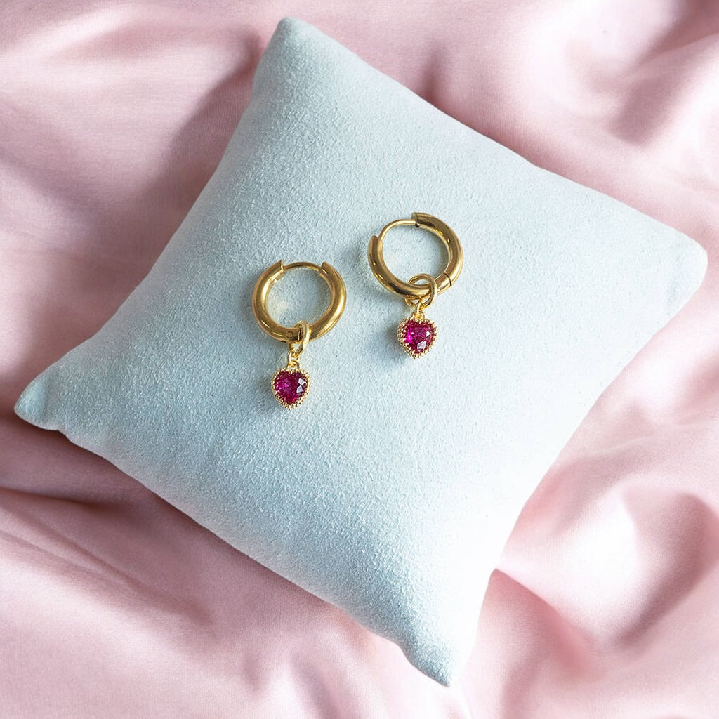 Joy by Corrine Smith Huggie Hoop Ohrringe Gold Herz Geburtsstein